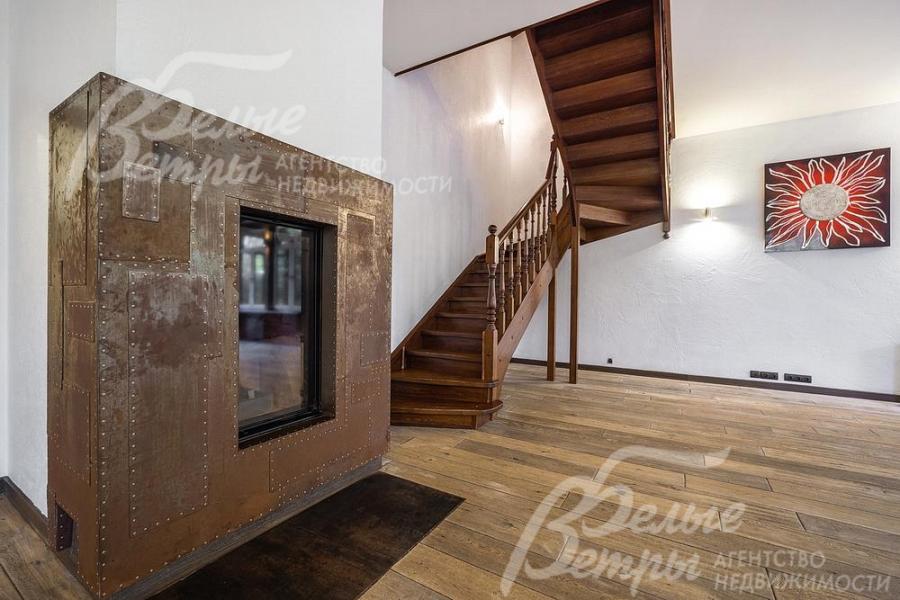 Дровяной камин в гостиной