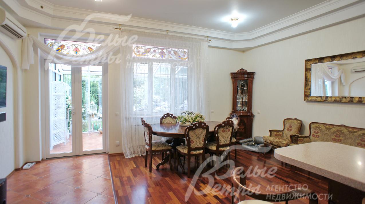 Из гостиной выход в зимний сад и на участок