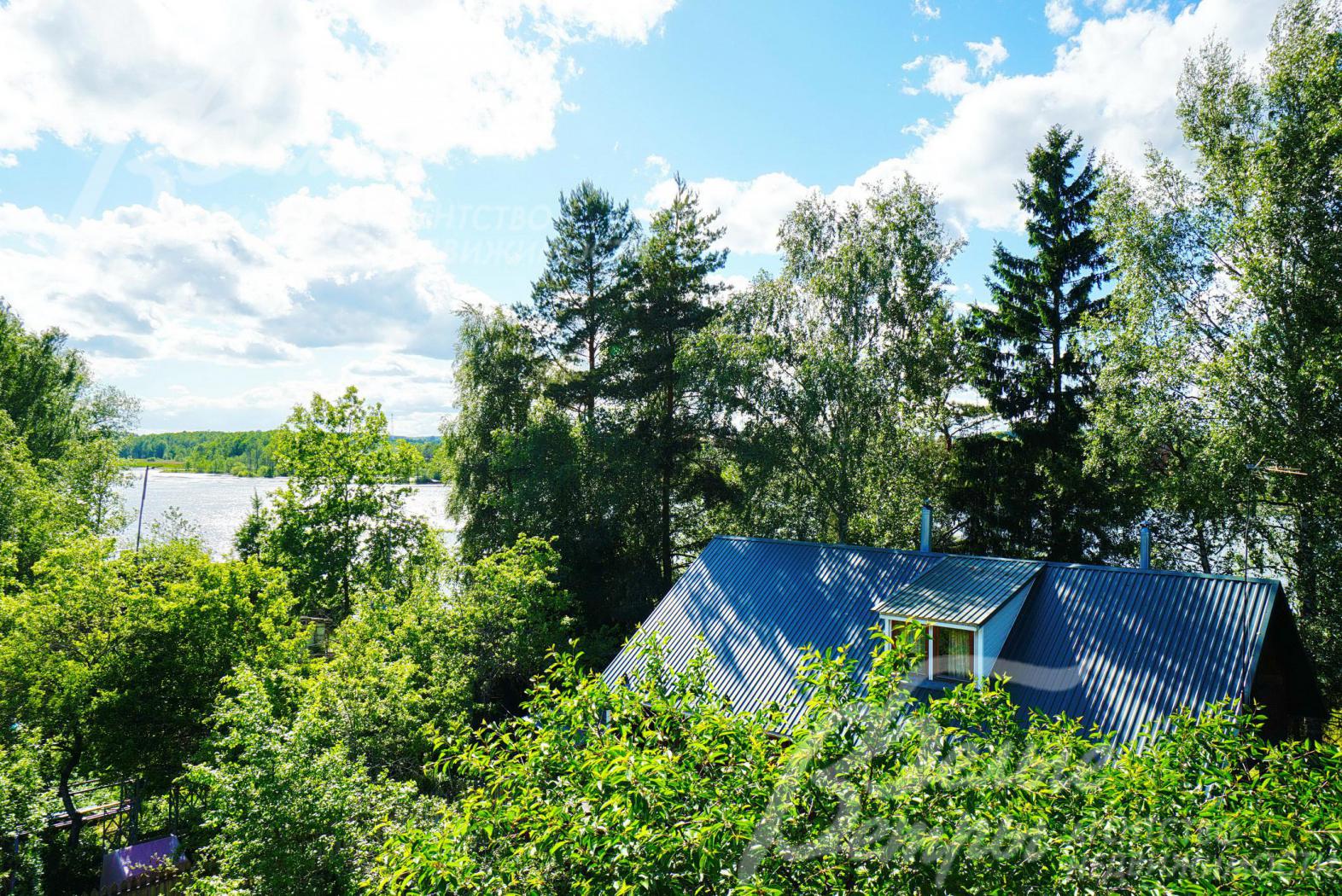 Вид на озеро с третьего этажа дома