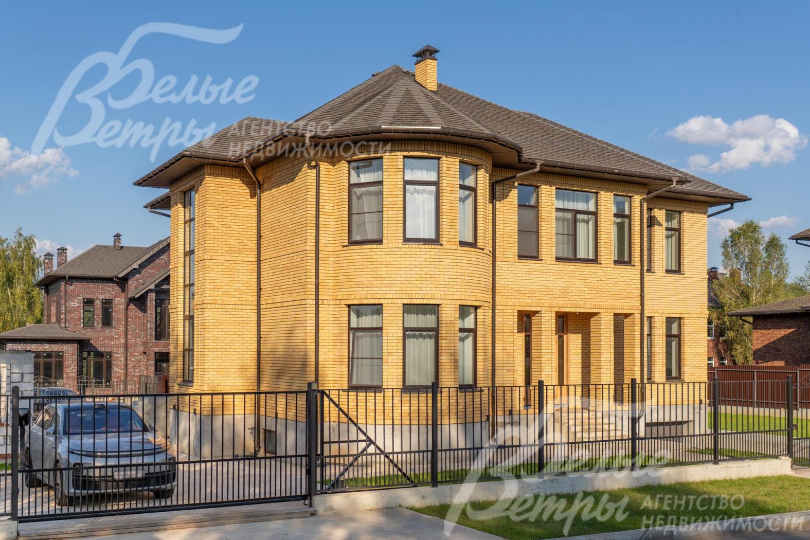 Участок огорожен кованым забором в стиле посёлка