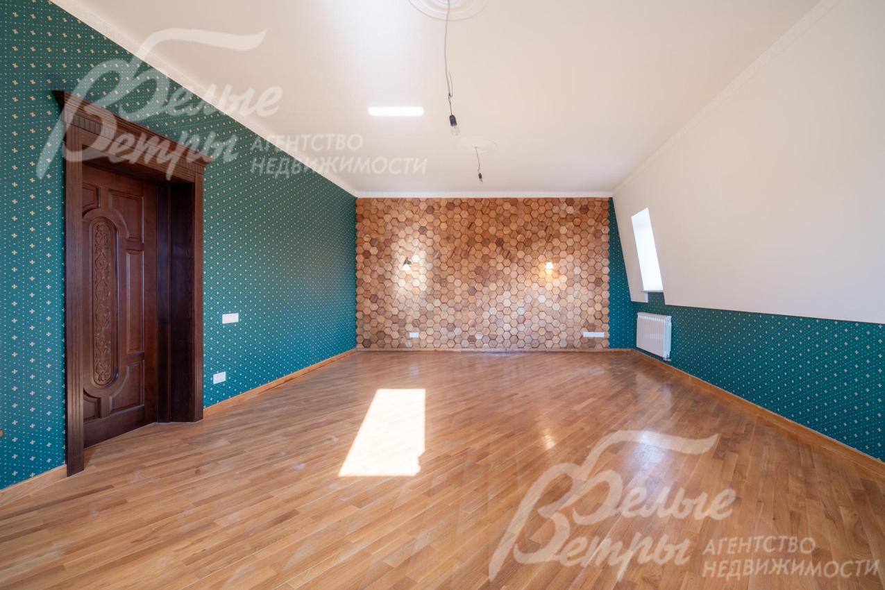 На мансардном этаже есть несколько помещений свободного назначение, в одном из них - эффектные обои и акцентная 3D-панель 