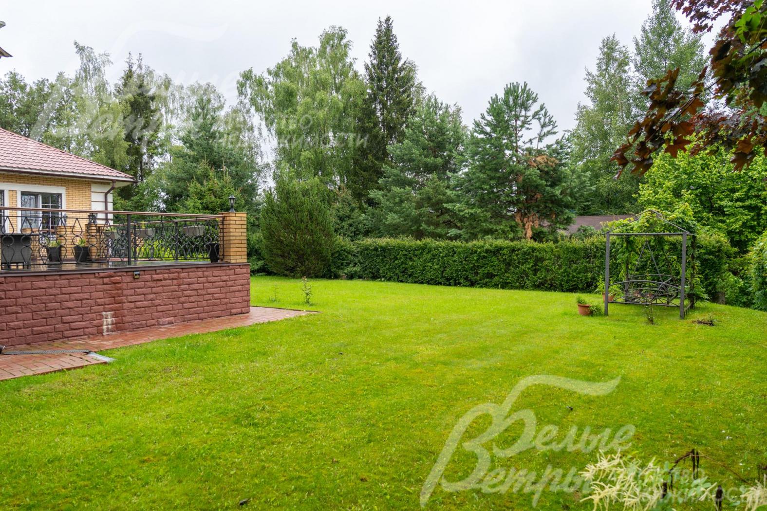 Вокруг дома и по участку проходит дренажная система с оттоком в центральную ливневую канализацию