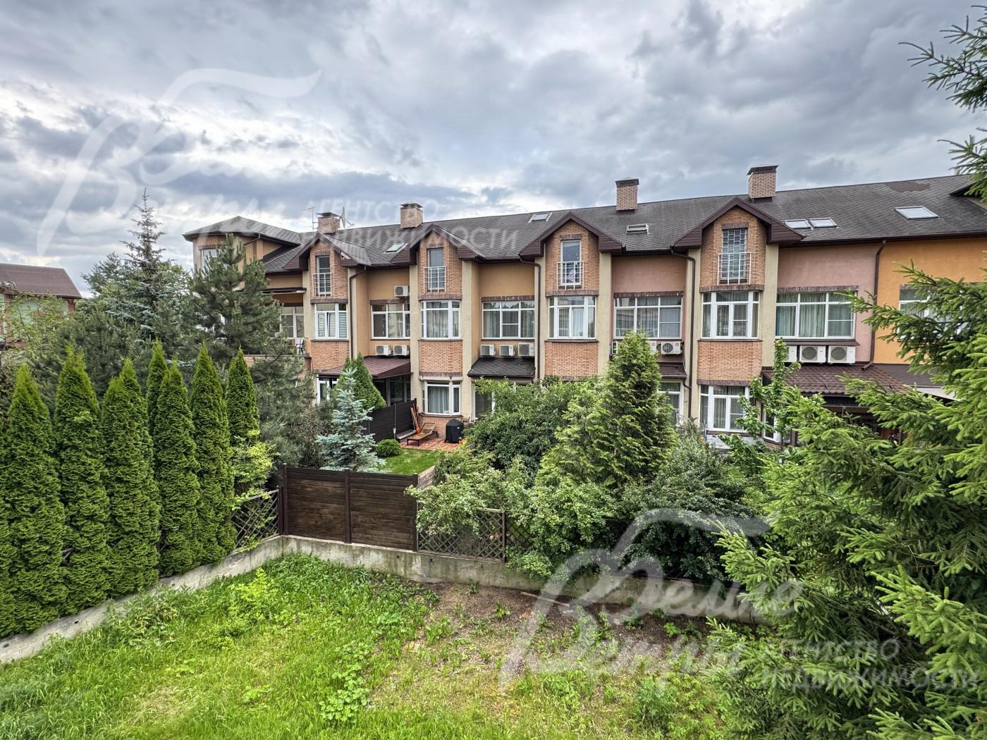 Участок огорожен с 3-х сторон деревянным забором на высоком бетонном основании