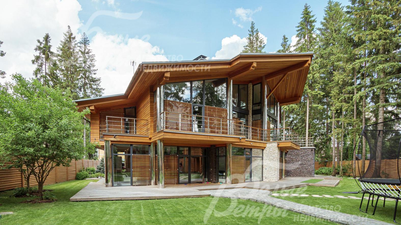 Изюминкой данного проекта является его большая площадь остекления дорогостоящими высококачественными и высокотехнологичными стеклопакетами