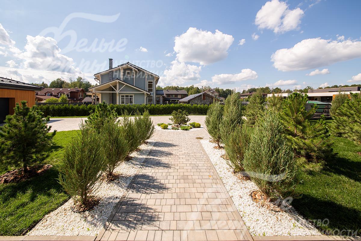 Дорожка от центрального входа дома и вид на соседний участок