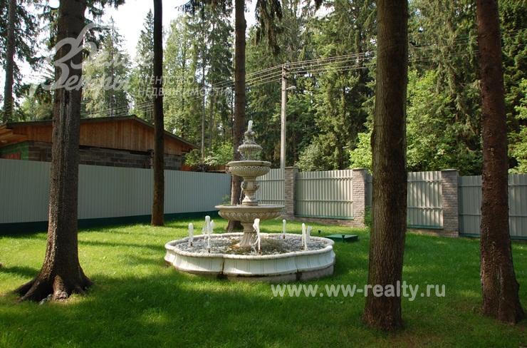 Ухоженый участок  с газоном, фонтаном и множеством детевьев