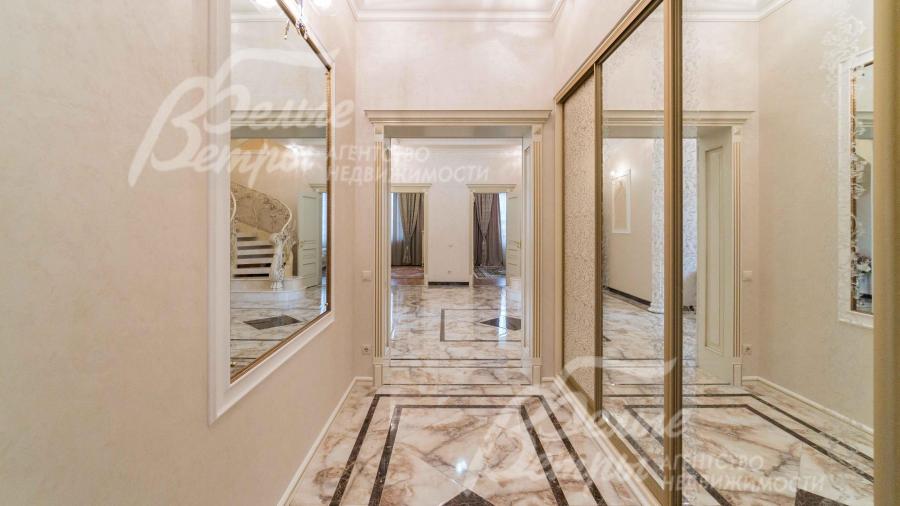 Прихожая с большими зеркалами