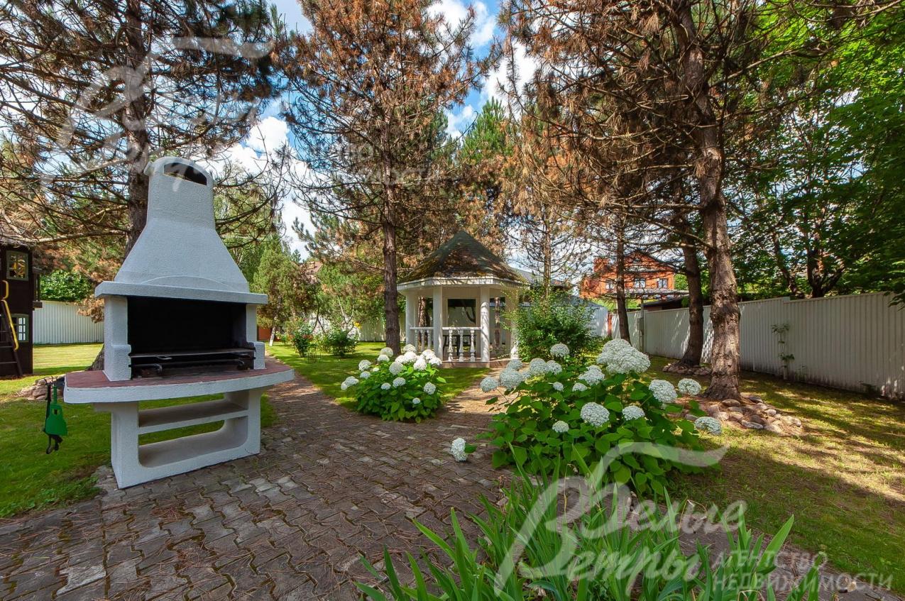 Зона барбекю на благоустроенном участке 15 соток.