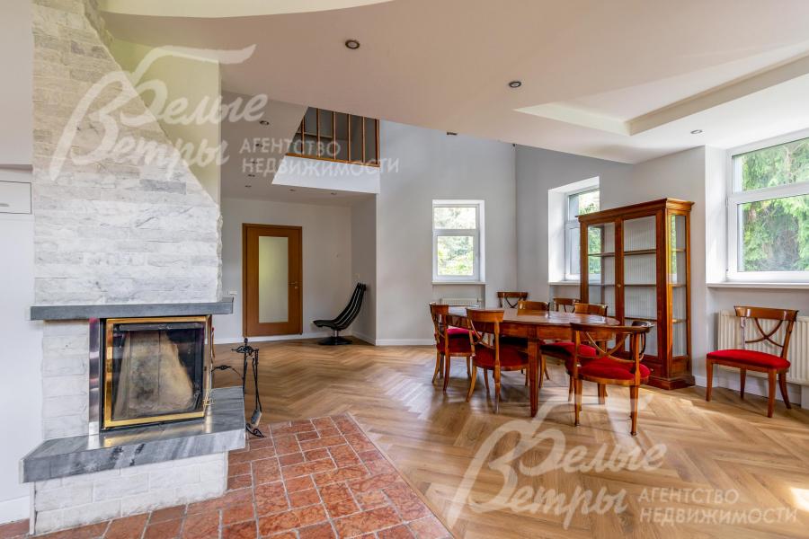 Зона гостиной-столовой. Дом укомплектован всей основной мебелью