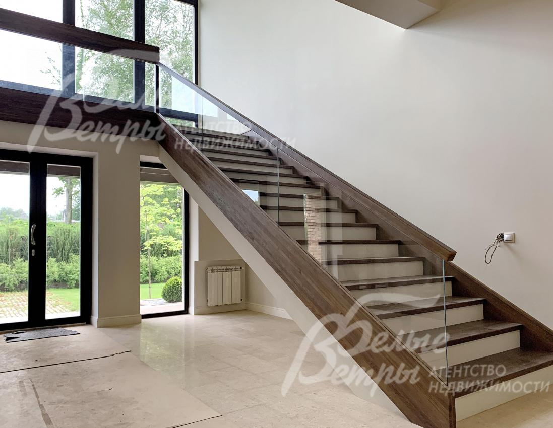 Лестничный марш со стеклянным ограждением