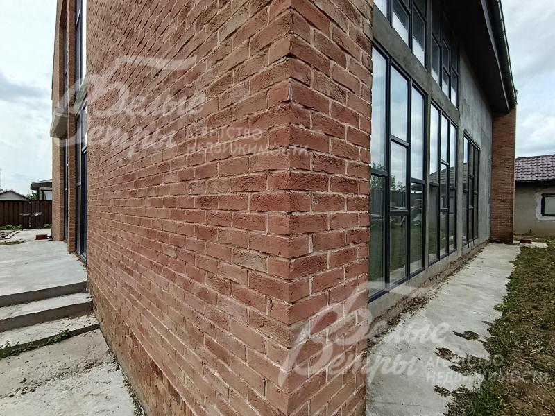 Дом облицован бельгийским кирпичом ручной формовки по переднему и дворовому фасадам. 