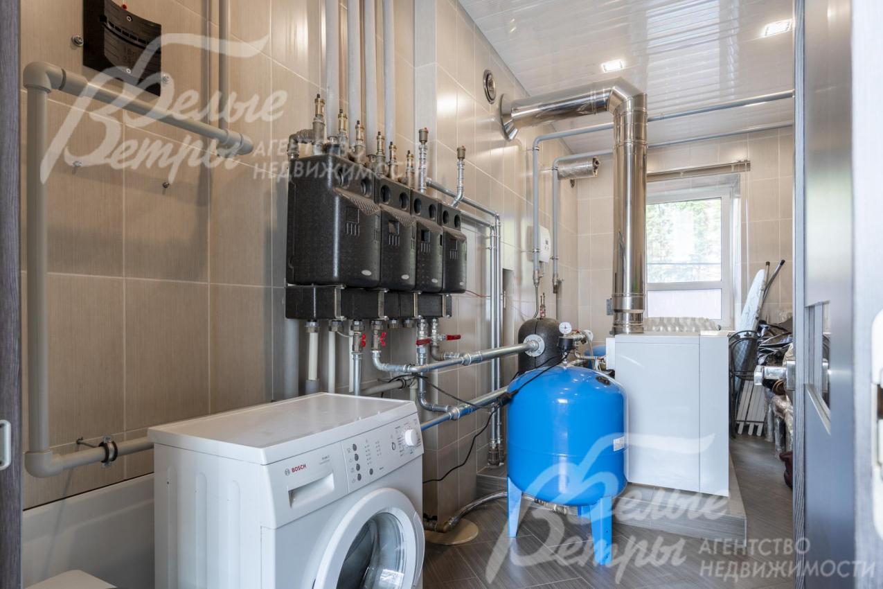 Котельная в гостевом доме на 1-м этаже. Отопление - от газового котла. Также в котельной установлены бойлер и стиральная машина