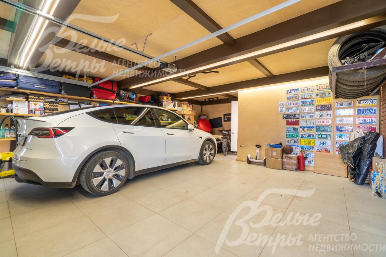 Гараж в доме с системой хранения