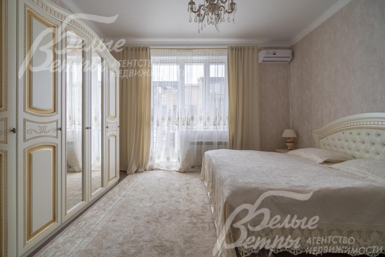 Спальня с выходом на балкон.