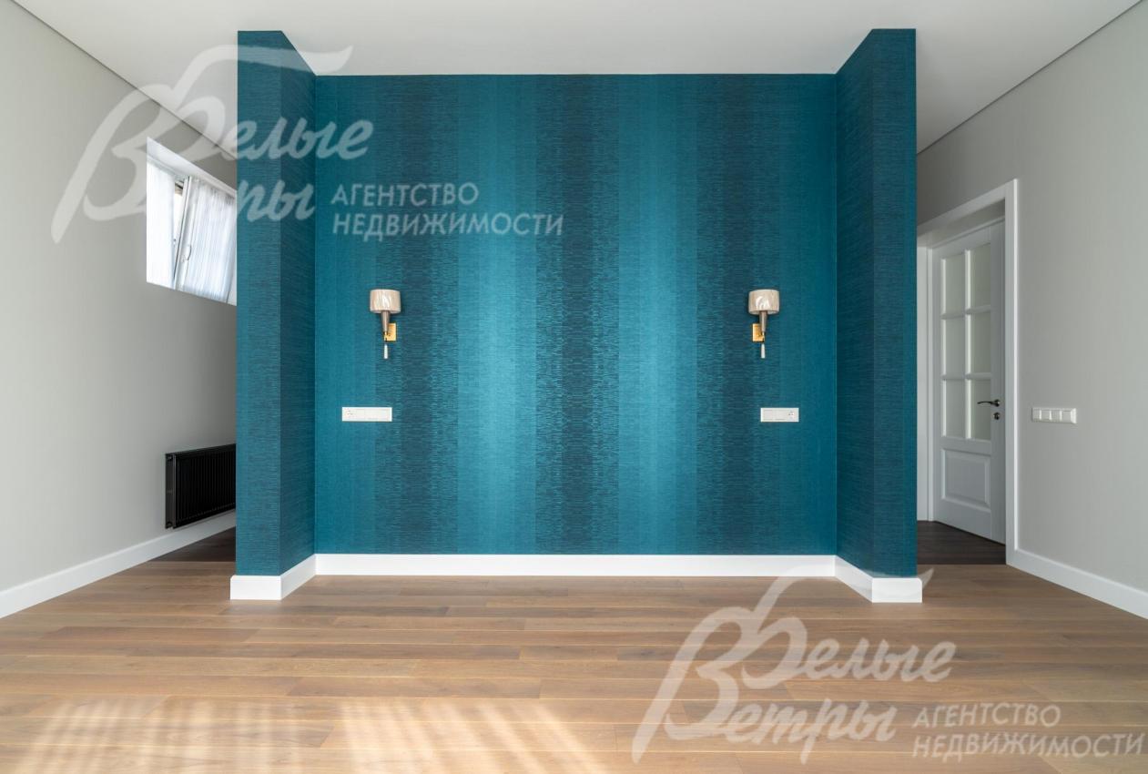 Мастер-спальня с акцентной фальшстеной за изголовьем кровати: на стене - дизайнерские обои