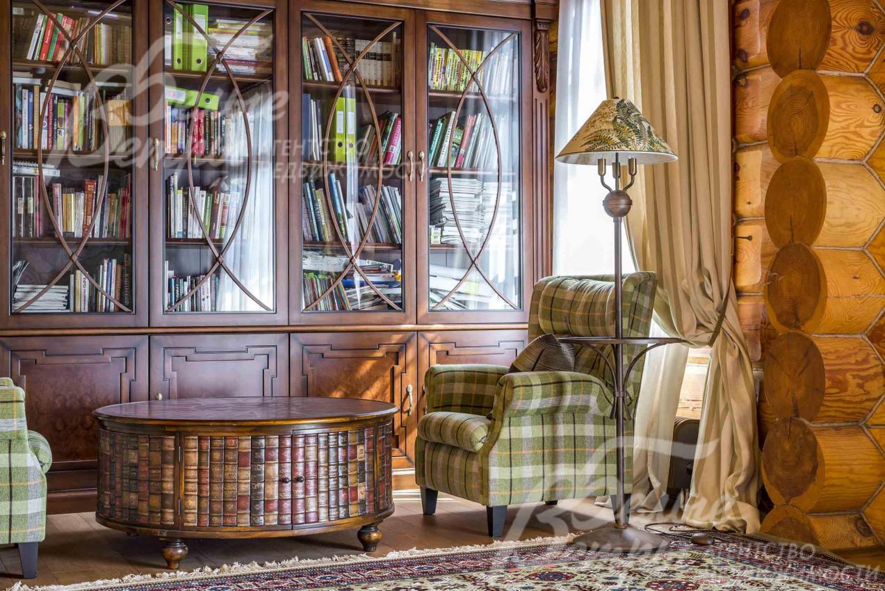 Библиотечная зона с 2-мя креслами и столом из дуба, отделанным шпоном корня туи