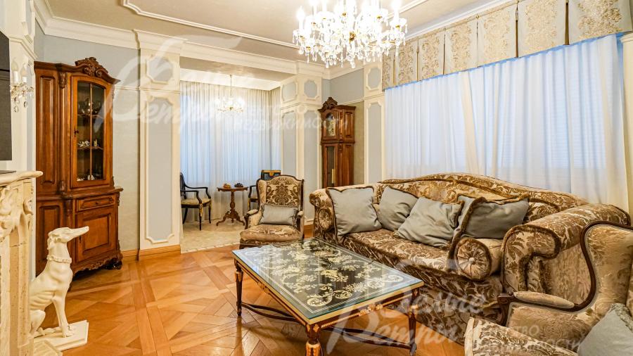 Дом обставлен в том числе антикварной мебелью