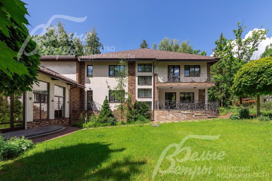 Дом с дизайнерской отделкой на участке площадью 50 соток в коттеджном поселке Фрунзевец