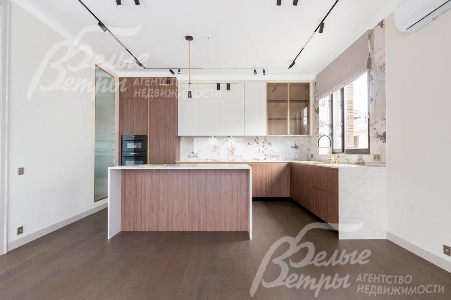 установлен кухонный гарнитур со встроенной техникой