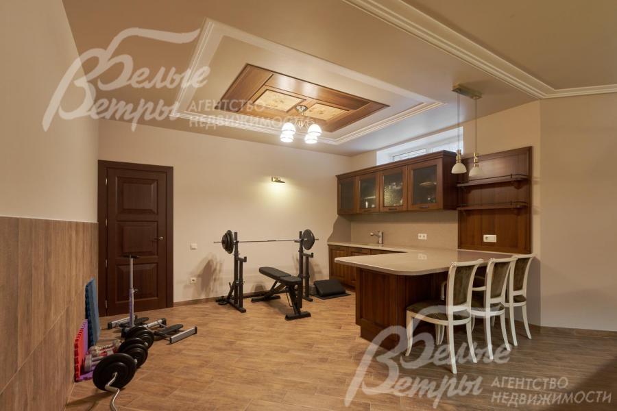 Вторая кухня с баром и тренажёрами на цокольном этаже