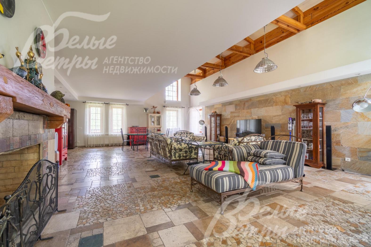 Дом меблирован, готов к заселению. В гостиной - диванная группа, серванты, журнальные столики и другие элементы интерьера от итальянских дизайнеров