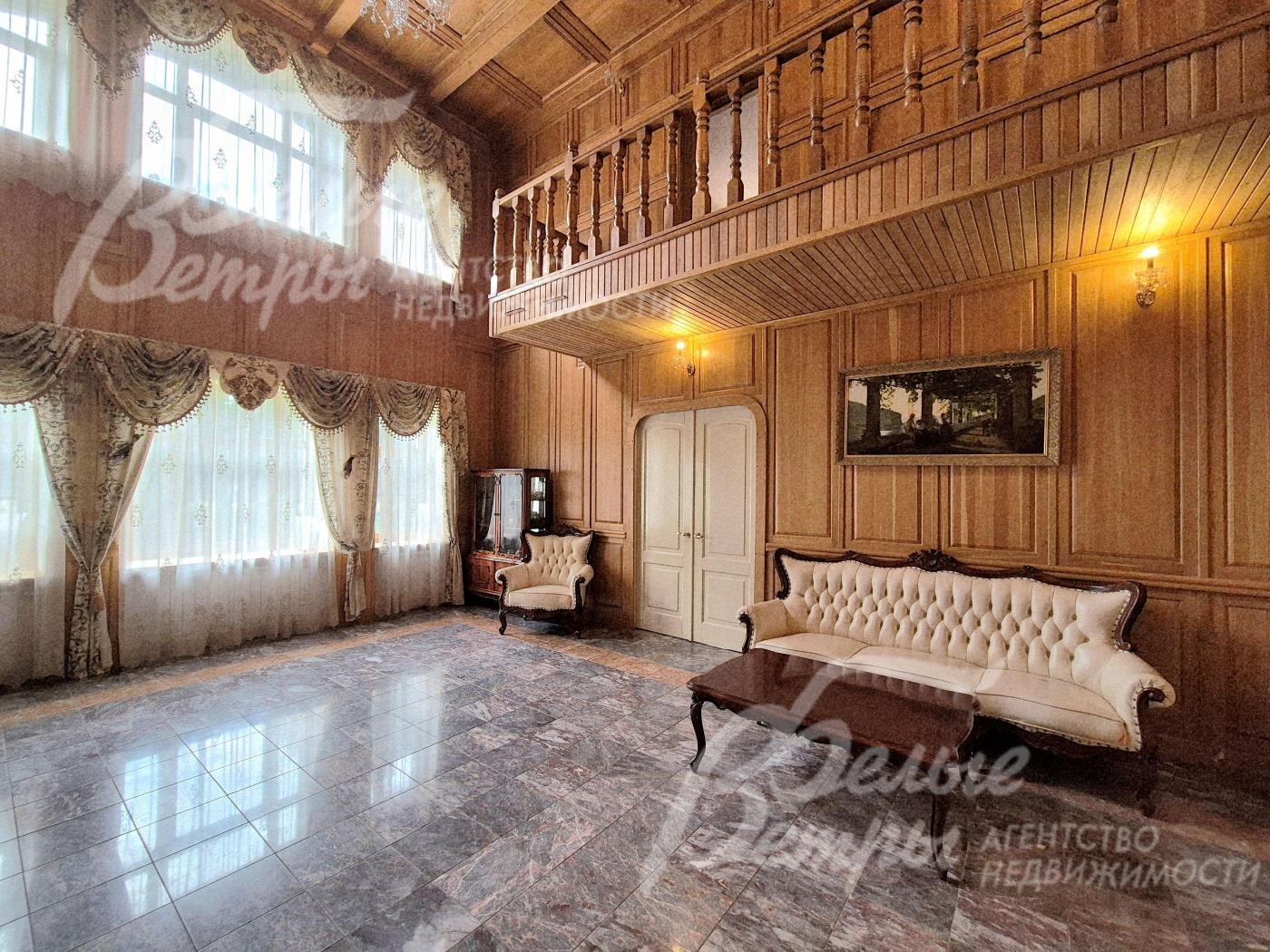 Антикварная мебель в гостиной.