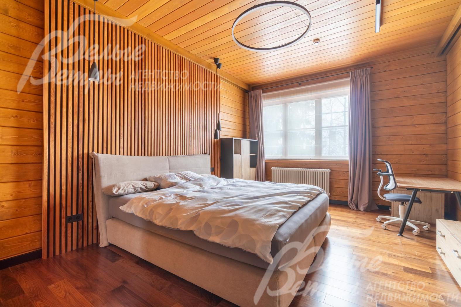 Одна из спален на втором этаже с рабочим местам. В спальнях - немецкие спальные гарнитуры