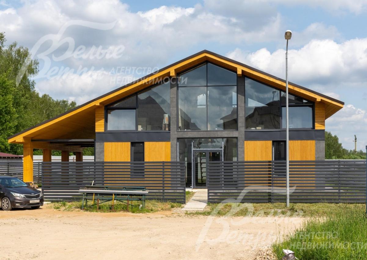 Дом выполнен в стиле фахверк.