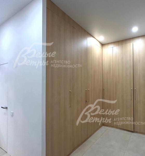 Шкаф в прихожей выполнен из ЛДСП EGGER в стиле WABl SABI