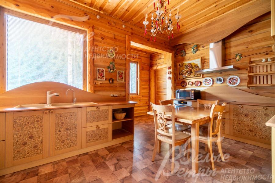 Кухня выполнена из массива дерева и оснащена встроенной техникой Miele