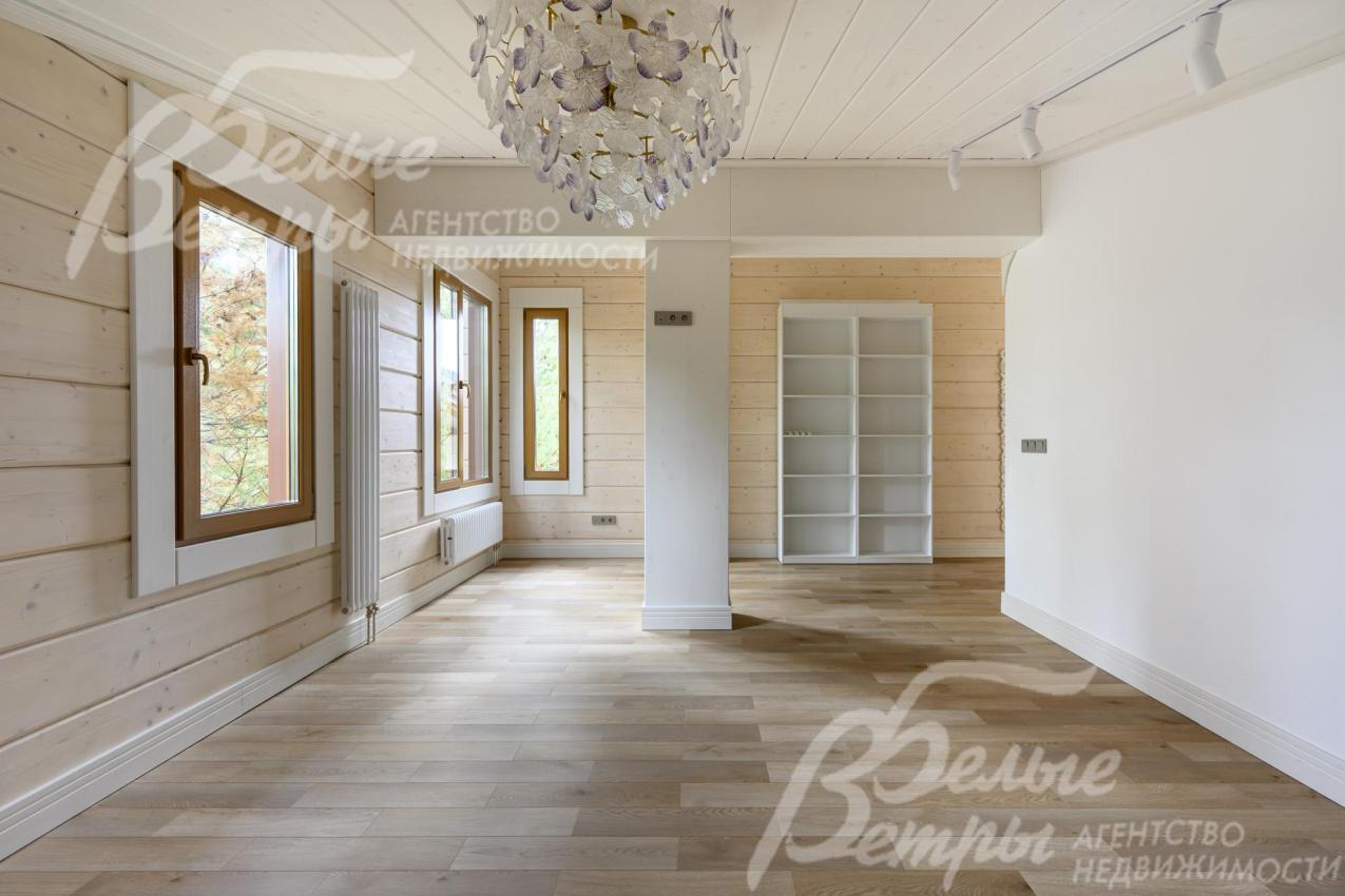 В доме установлены окна Rehau, двухкамерные, с ламинацией с двух сторон