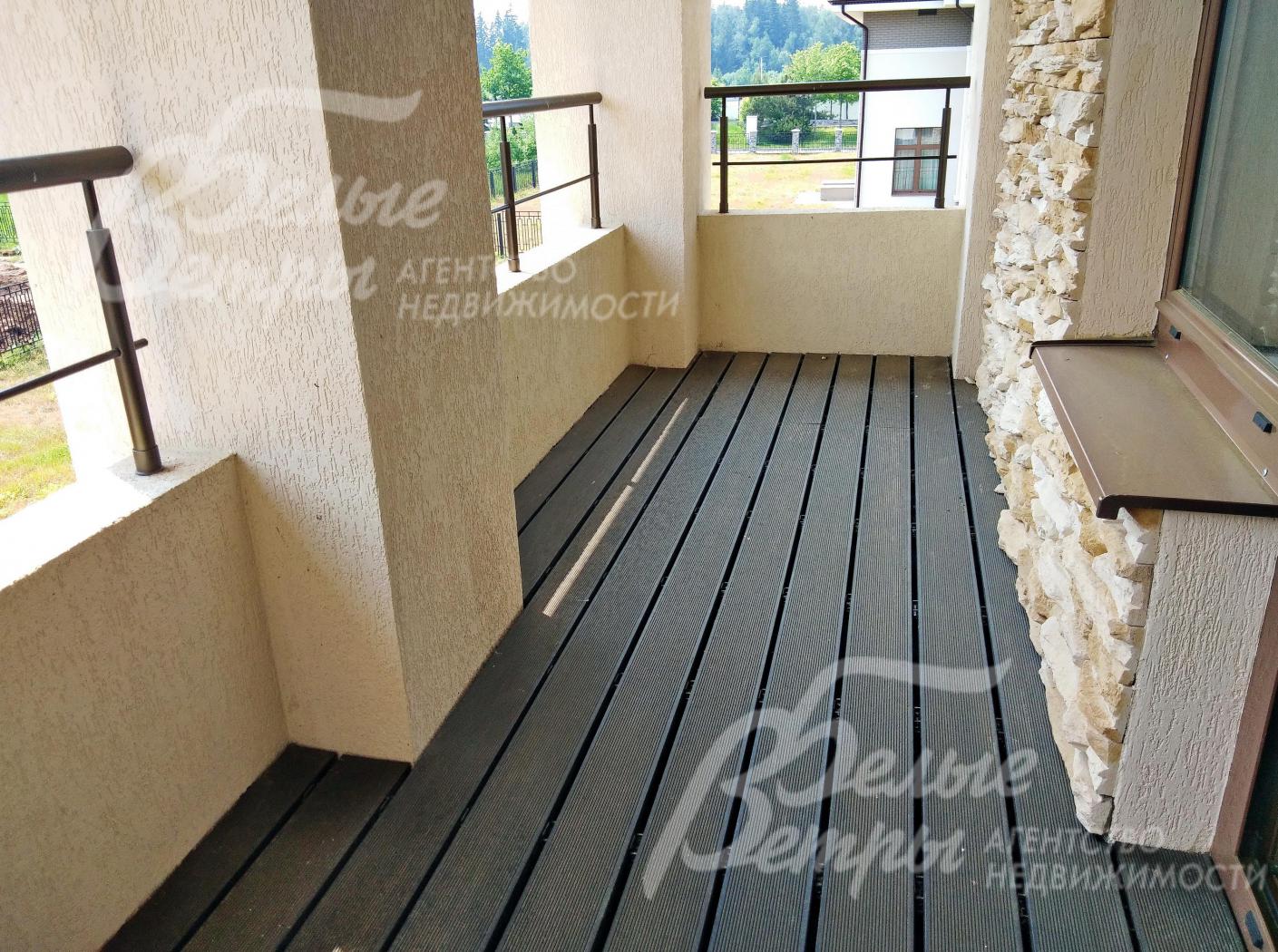 На террасе пол из лиственницы