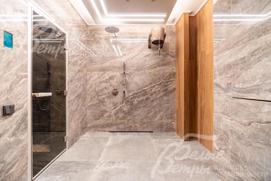 В предбаннике хамама (мейдане) - душевая и обливное ведро, справа - санузел