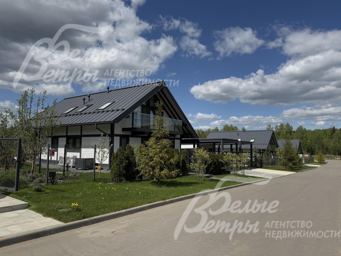 Дома построены в едином стиле в поселке Плесково