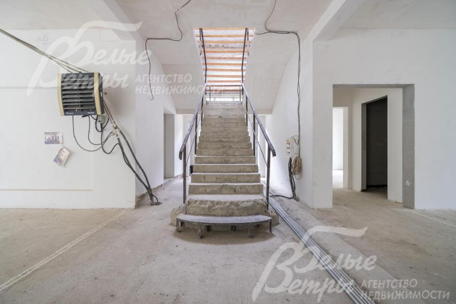 На второй этаж ведёт лестница на железобетонном основании