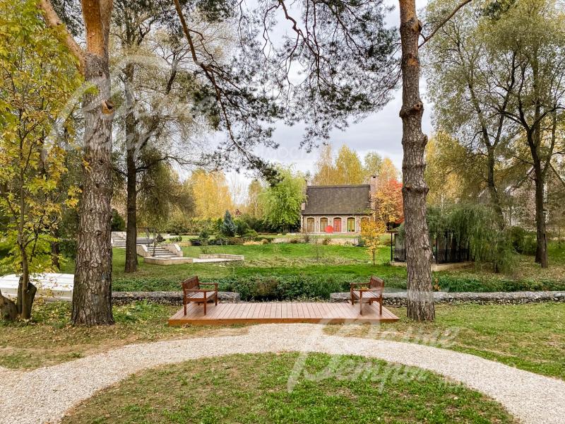 Сохранившийся приусадебный парк с вековыми деревьями в поселке Усадьба Бергов