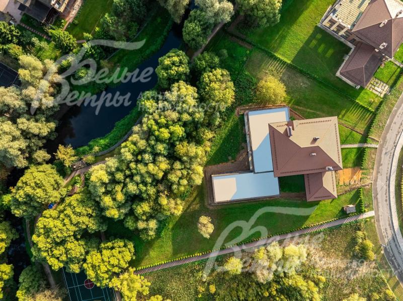 С участка есть выход на набережную реки Десны