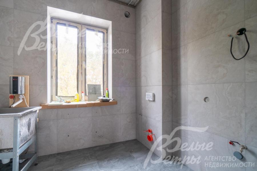 Керамогранит и плитка - на пером этаже и в санузле второго этажа