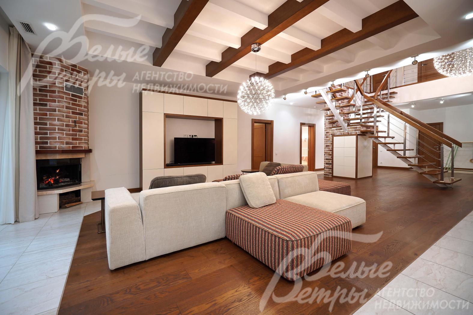 Интерьер гостиной украшают дизайнерские люстры и светильники