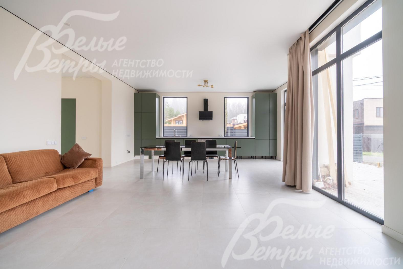 Дом практически готов к заселению: выполнена отделка с применением дорогостоящих материалов, частично размещена мебель