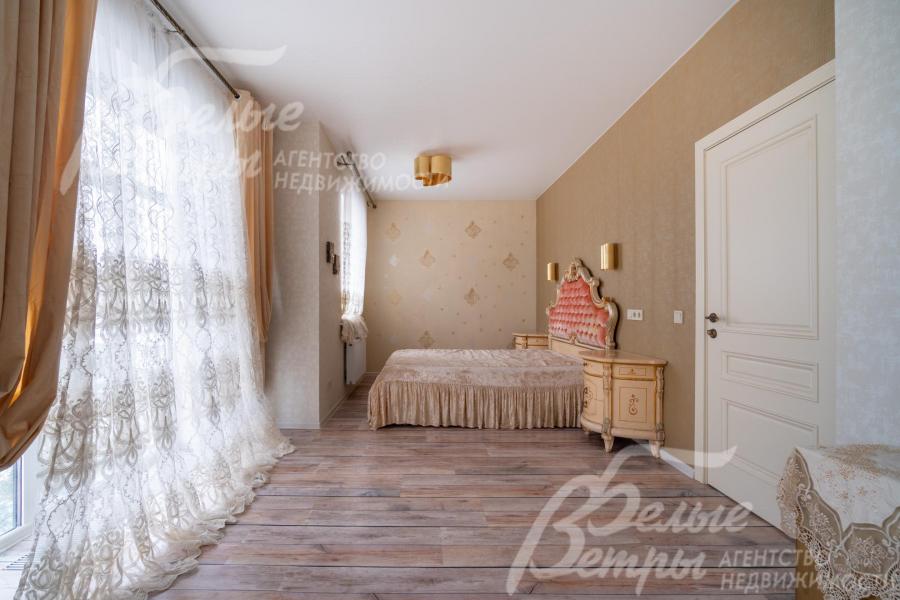 Мастер-спальня на 2-м этаже с большими окнами, конфигурация комнаты позволяет выделить в ней несколько функциональных зон