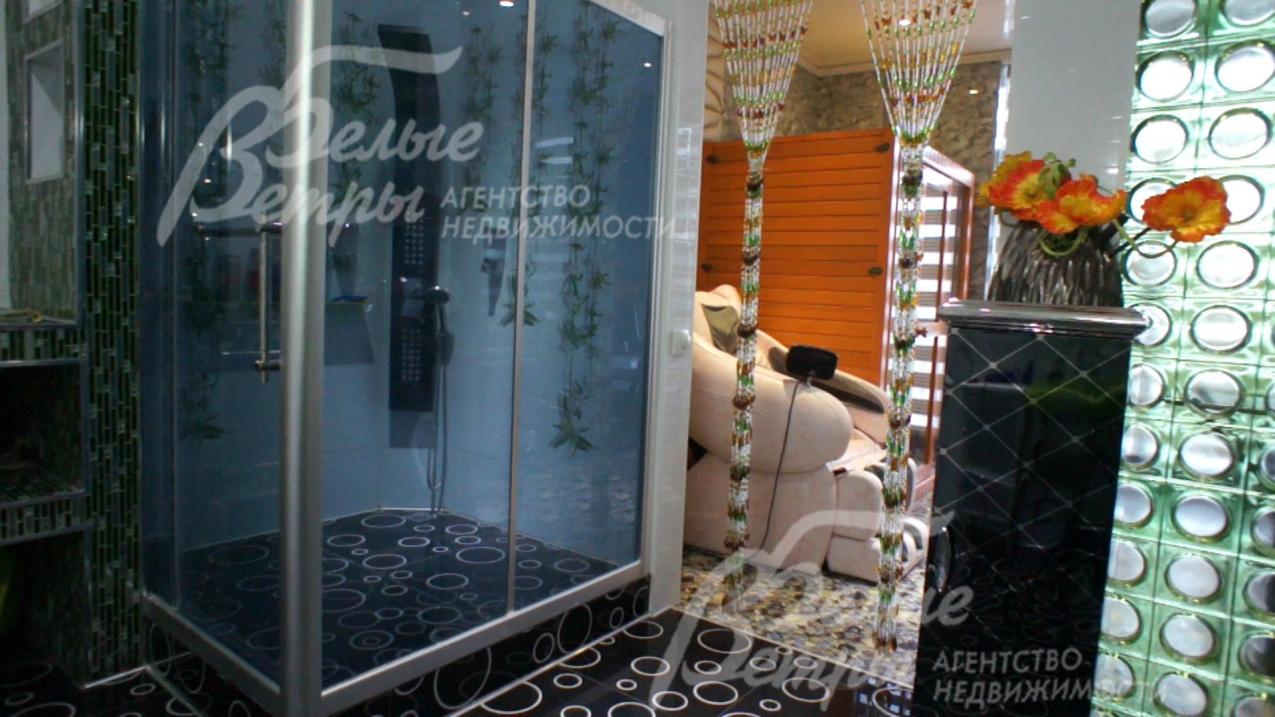 В санузле главной спальне душевая, инфракрасная кабина массажное кресло