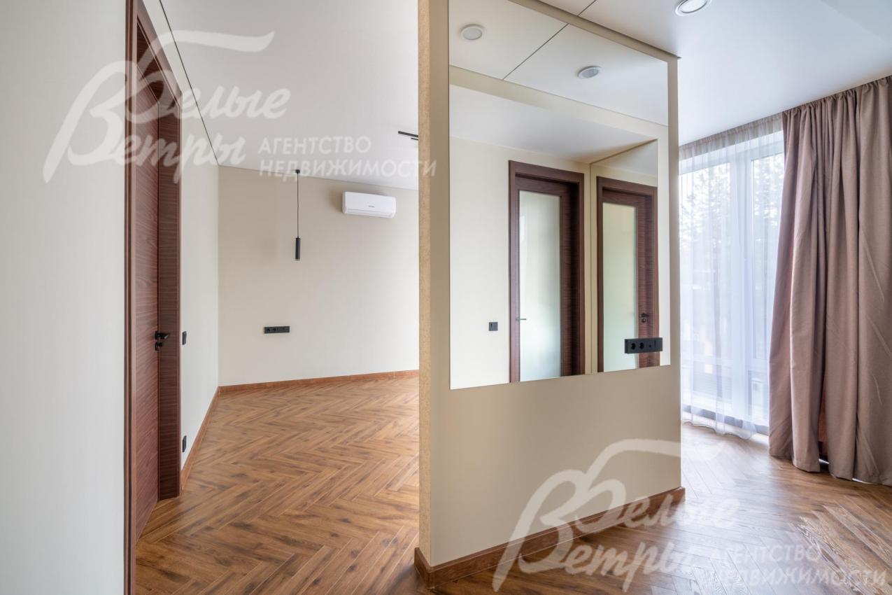 Фальшстена в мастер-спальне: с одной стороны можно установить телевизор, с другой - туалетный столик