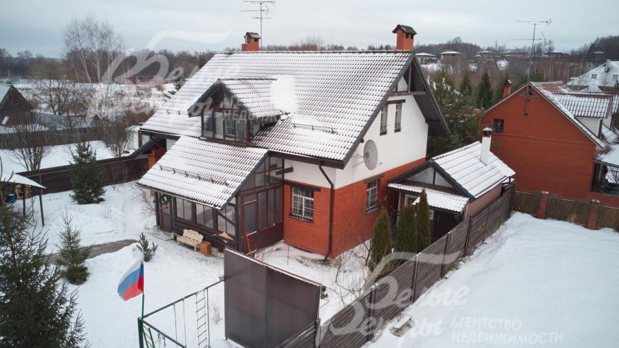 Уютный стильный дом площадью 215 кв.м в обжитой коттеджной застройке Былово