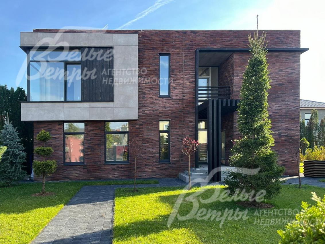 На фасаде облицовочный эффектный ригельный кирпич 