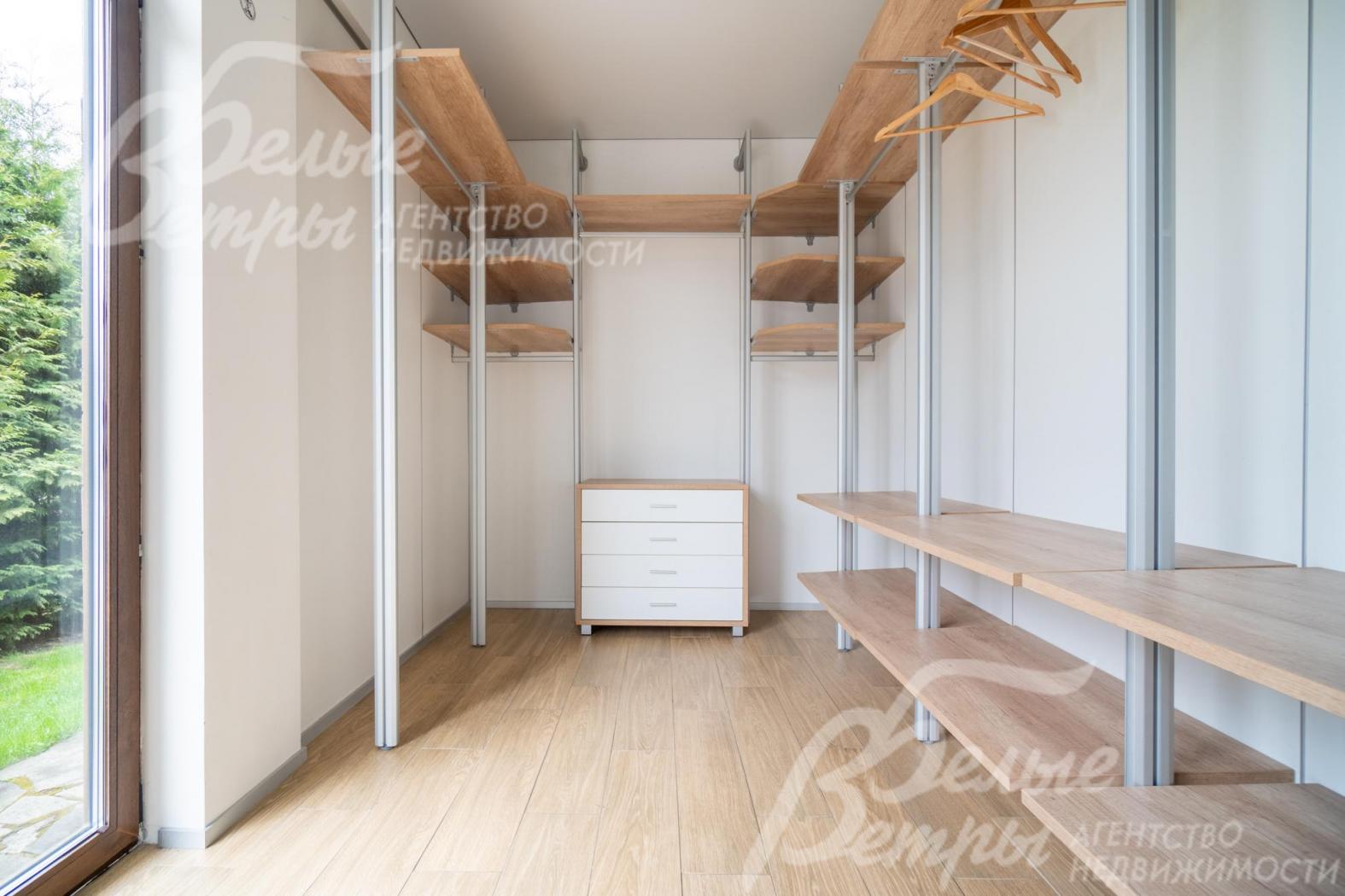 Большая светлая гардеробная при входе