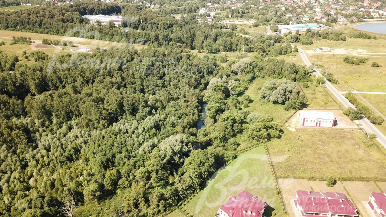 Поселок граничит с рекой