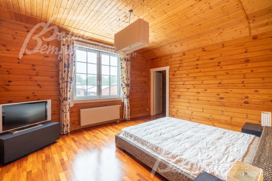 Одна из спален на втором этаже основного дома