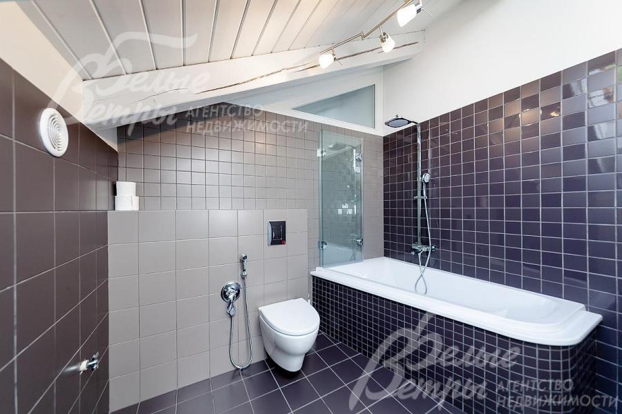 В ванных комнатах на стенах плитка Geramica Vogue (Италия)