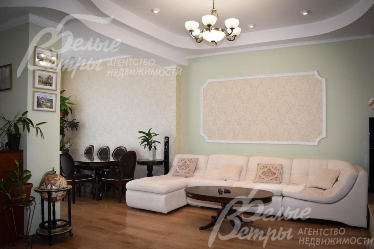 Гостиная на первом этаже с диванной и столовой группой